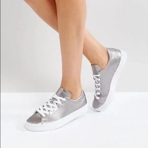Schutz Ofelia Metallic Silver Sneakers Size 7.5 B